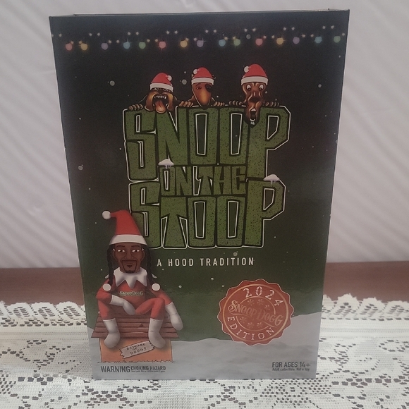 Snoop on the Stoop Holiday Decor - Green and Red - Picture 1 of 9